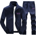 Dettaglio della tuta da uomo blu navy con giacca a collo alto e vita elasticizzata con lacci - Taglia M / Top E Pantaloni / Blu Notte
