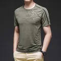 Herren Eisseide T-Shirt in Olivgrün mit hoher Elastizität und geometrischen Blitzdrucken - M / Khaki