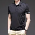 Polo en soie glacée pour homme gris foncé avec texture verticale et bords de manches blancs - M / Noir