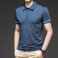 Polo homme en soie glacée bleu foncé à haute élasticité avec détails rayés au col - M / Bleu encre