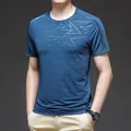Eisblaues Herren T-Shirt aus Eisseide mit hoher Elastizität und geometrischen Prints - M / Tintenblau