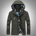 Olijfgroene heren windjack met capuchon, camouflage voering en borstprint details weergave - M / Legergroen
