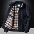 Chaqueta casual azul marino para hombre con cuello alto y elegante forro de cuadros - M / Negro y Azul
