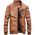 Braune PU-Leder-Bomberjacke mit Vintage-Patches und geripptem Stehkragen auf weißem Hintergrund - M / Gelb