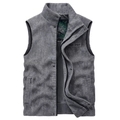 Chaleco de pana gris para hombre con cuello alto y bordado Free Spirit - S / Gris