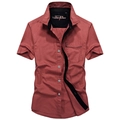 Camicia da uomo a maniche corte in cotone rosso mattone con colletto nero e taschino - M / Rosso Mattone