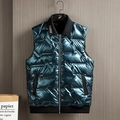 Glänzende dunkelblaue Daunenweste für Herren mit Rippstrickkragen und Steppmuster - M / Metallic-Blau