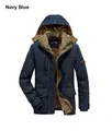Detailansicht der dunkelblauen Winterjacke mit braunem Fleece-Futter und warmer Kapuze - L / Marineblau
