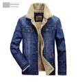 Detailansicht der jeansblauen Jacke mit warmem beigem Lammwollfutter und Brusttaschen - M / Denim-Blau