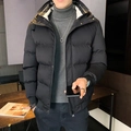 Giacca invernale nera da uomo con cappuccio e nastro con lettere bianche sul collo - M / Nero
