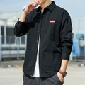 Schwarzes Herren-Arbeitshemd im Loose-Fit mit langen Ärmeln und rotem Logo-Patch - M / Schwarz