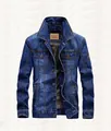 Detail einer hellblauen Jeansjacke aus robustem Denim mit Metallknöpfen und Taschen - M / Hellblau