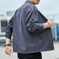 Dunkelgraue Herren Baumwolljacke im Loose Fit Style mit Brusttaschen und Knopfmanschetten - M / Grau
