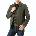 Herren Freizeitjacke aus Baumwolle in Armeegrün mit Stickerei im Militärstil - M / Armeegrün