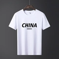 T-shirt bianca in cotone a maniche corte con stampa CHINA FANTASTIC appesa alla gruccia - M / Bianco