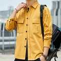Camisa de algodón para hombre en color amarillo brillante con dos bolsillos de parche - M / Amarillo