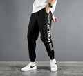 Schmal geschnittene Herren-Jogginghose in Schwarz mit Tunnelzug und Seitenprints - L / Schwarz