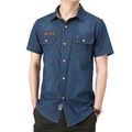 Camicia di jeans blu scuro da uomo, maniche corte, colletto classico e tasche sul petto - S / Blu Grigio