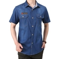 Camicia di jeans a maniche corte da uomo blu lavaggio medio con taschini sul petto - S / Blu Denim