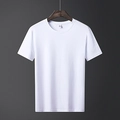 Klassisches weißes Baumwoll-T-Shirt mit Rundhalsausschnitt an einem Holzkleiderbügel - M / Weiß