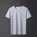 Hellgraues Herren-T-Shirt mit Rundhalsausschnitt aus Baumwolle auf Holzkleiderbügel - M / Grau