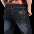 Herren Relaxed Fit Jeans in Tiefblau mit Vintage-Waschung und Schild-Stickerei auf Gesäßtasche - EU 28 / Blau Schwarz