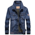 Giacca di jeans blu scuro da uomo con ricami classici e bottoni in metallo vintage - S / Blu Denim