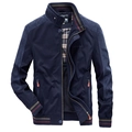 Herrenjacke in Dunkelblau mit Stehkragen, gestreiften Rippbündchen und Bruststickerei - S / Dunkelblau