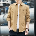 Camicia slim fit in cotone kaki con spalline e tasca singola sul petto da uomo - M / Cachi