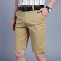 Men's casual khaki cargo shorts in cotton twill with a black textured leather belt - EU 30 / Khaki