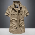 Herren Kurzarm-Cargoshemd aus Baumwolle in Khaki mit Brusttaschen und Outdoor-Label - M / Khaki