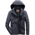 Giacca invernale da uomo grigio scuro con fodera trapuntata e cappuccio antivento - S / Grigio