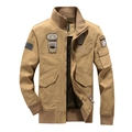 Khakifarbene Herren-Militärjacke mit Airborne-Patches und geripptem Stehkragen - M / Khaki