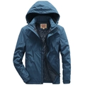 Giacca invernale da uomo blu scuro con cappuccio, fodera trapuntata e tessuto antivento - S / Blu