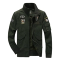 Armeegrüne Herren Bomberjacke aus Baumwolle mit Militär-Badges und Taschen - M / Armeegrün