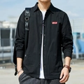Camicia casual cargo nera da uomo con toppa rossa del marchio e tasche portaoggetti - M / Nero
