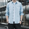 Lichtblauw herenoverhemd met lange mouwen en gestreept zakdetail over een wit T-shirt - M / Lichtblauw