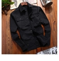 Camisa militar de algodón negro para hombre con bolsillos dobles sobre madera - M / Negro