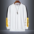 Weißes Herren-Sweatshirt mit Rundhalsausschnitt und schwarz-gelben Patchwork-Ärmeln - M / Weiß