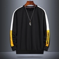 Schwarzes Herren-Sweatshirt mit Rundhalsausschnitt, gelb-weißen Patchwork-Ärmeln und Print - M / Schwarz