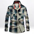 Camicia casual da uomo in cotone a scacchi verde e blu con dettagli rossi interni - S / Quadri Verdi