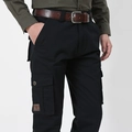 Schwarze Herren-Cargohose mit Seitentaschen und einem klassischen braunen Ledergürtel - EU 30 / Schwarz