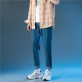 Lockere gerade blaue Herrenjeans mit umgeschlagenem Saum im Studio-Modellfoto - S / Dunkelblau