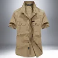 Herren Kurzarm-Baumwollhemd in Khaki mit zwei Brusttaschen und entspannter Passform - M / Khaki