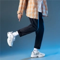 Schwarze Jeans für Herren im Loose Fit kombiniert mit einem orangefarbenen Karohemd - S / Schwarz und Grau