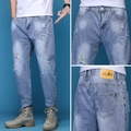 Jeans da uomo celeste slavato stile vintage con dettagli strappati e stampa grafica - EU 27 / Azzurro