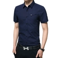 Slim fit donkerblauw herenoverhemd met korte mouwen en borstzak op een witte achtergrond - M / Donkerblauw