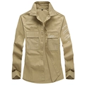 Khaki Herren Cargohemd mit Brusttaschen und weißem Buchstabendruck in Frontansicht - M / Khaki
