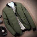 Ανδρικό τζάκετ bomber σε λαδί χρώμα με στενή εφαρμογή και τσέπη στο μανίκι - M / Πράσινο του Στρατού