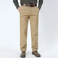 Schmale, gerade Herren-Freizeithose in Khaki mit braunem Gürtel für den Business-Look - L / Khaki